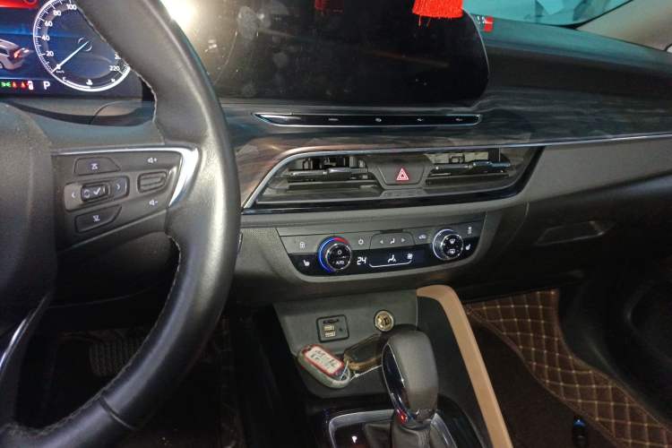 Used Buick GL6 2021 323T Mild Hybrid Connect Luxury Model Audio And AC Panel