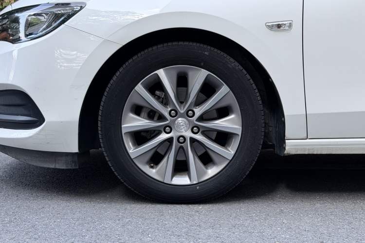 Used Buick GL6 2021 323T Mild Hybrid Connect Luxury Model Left Front Wheel Hub