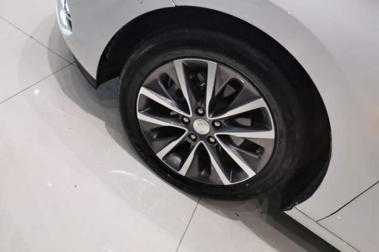 Used Buick GL6 2021 323T Mild Hybrid Connect Prestige Model Left Front Wheel Hub