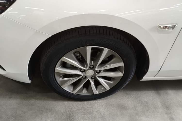 Used Buick GL6 2021 323T Mild Hybrid Connect Luxury Model Left Front Wheel Hub