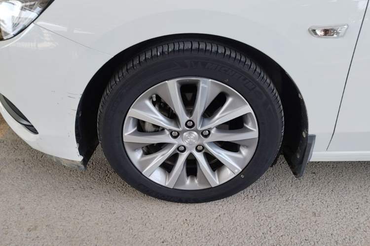 Used Buick GL6 2021 323T Mild Hybrid Connect Luxury Model Left Front Wheel Hub