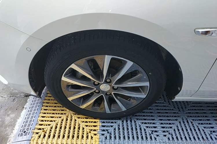 Used Buick GL6 2021 323T Mild Hybrid Connect Prestige Model Left Front Wheel Hub