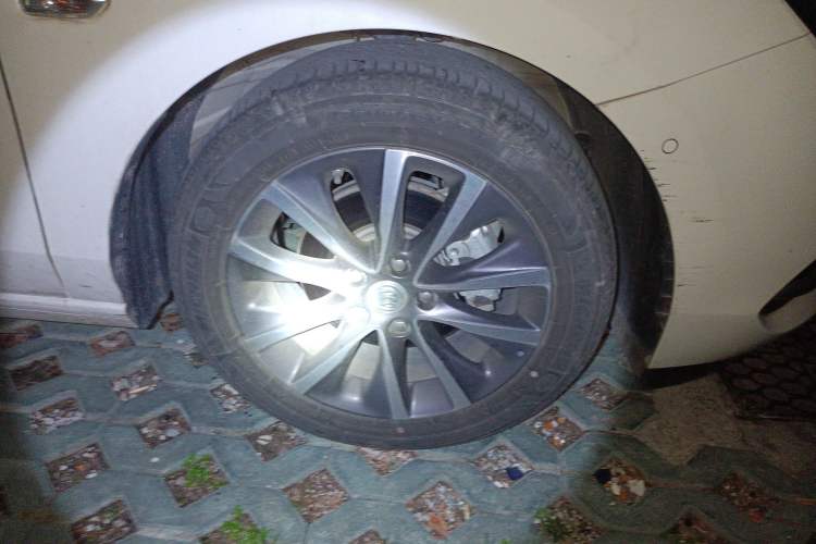 Used Buick GL6 2021 323T Mild Hybrid Connect Prestige Model Right Front Wheel Hub