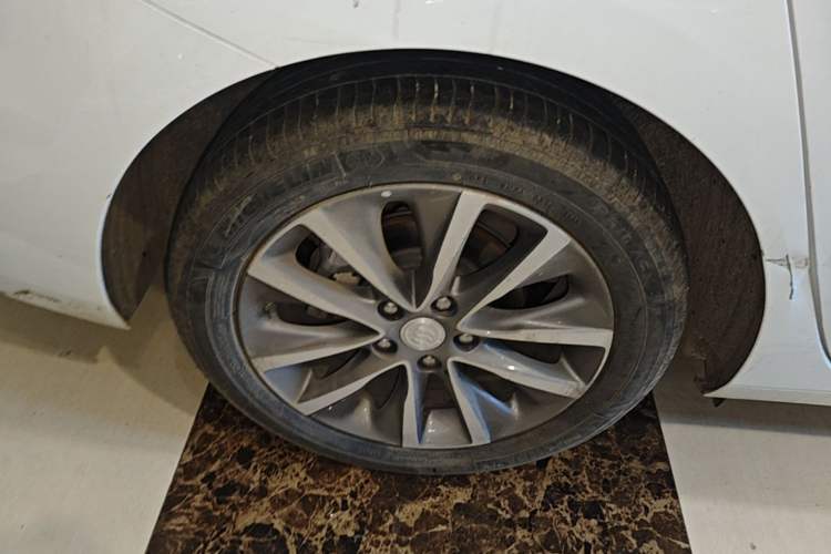 Used Buick GL6 2021 323T Mild Hybrid Connect Luxury Model Right Rear Wheel Hub