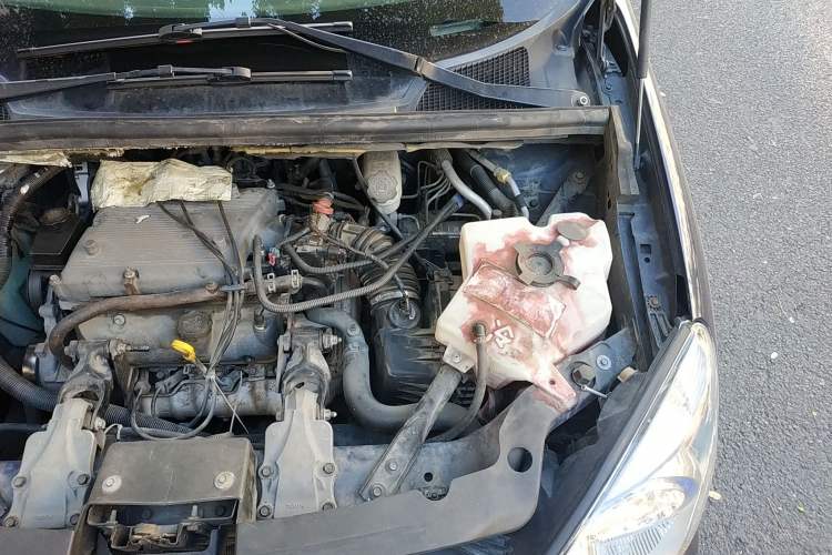 Used Buick GL8 2006 Lu Zun 3.0L CT Comfort Edition Engine Bay Left