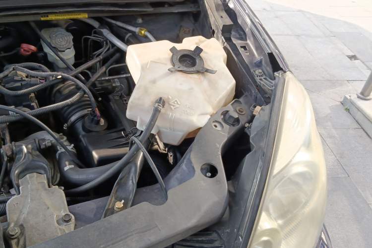 Used Buick GL8 2006 Lu Zun 3.0L CT Comfort Edition Engine Bay Left