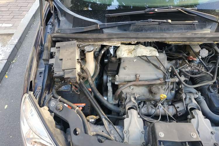 Used Buick GL8 2006 Lu Zun 3.0L CT Comfort Edition Engine Bay Right