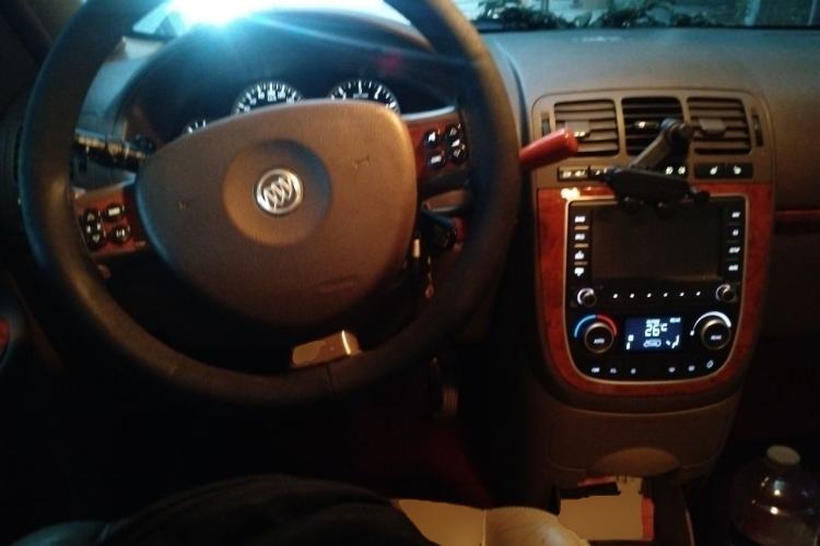 Used Buick GL8 2006 Lu Zun 3.0L GT Elite Edition Center Console