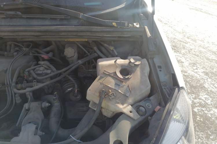 Used Buick GL8 2006 Lu Zun 3.0L GT Elite Edition Engine Bay Left