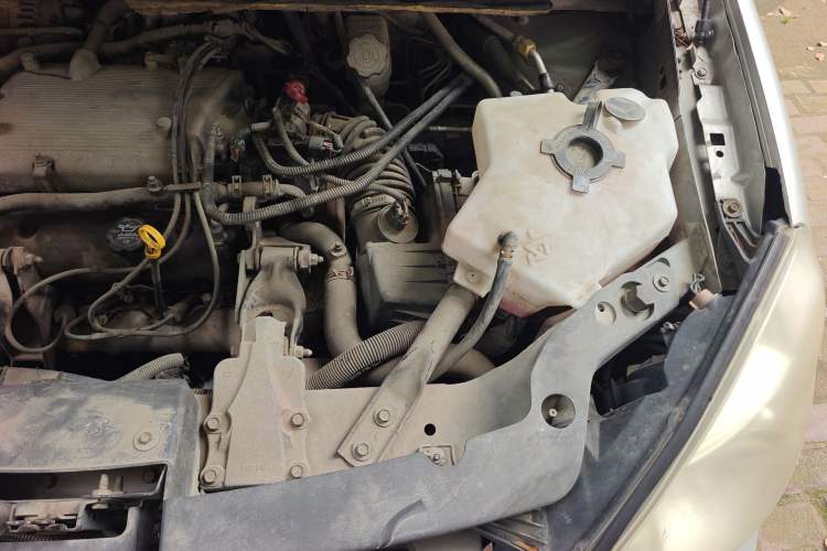 Used Buick GL8 2006 Lu Zun 3.0L CT Comfort Edition Engine Bay Left