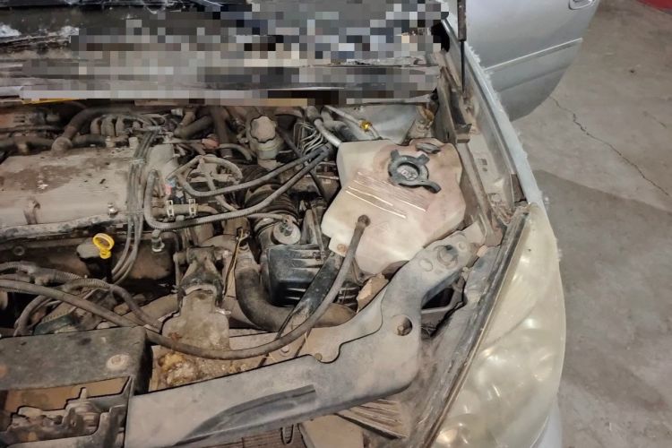 Used Buick GL8 2006 Lu Zun 3.0L LT Luxury Edition Engine Bay Left
