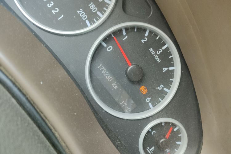 Used Buick GL8 2006 Lu Zun 3.0L XT Navigation Edition Odometer Close Up