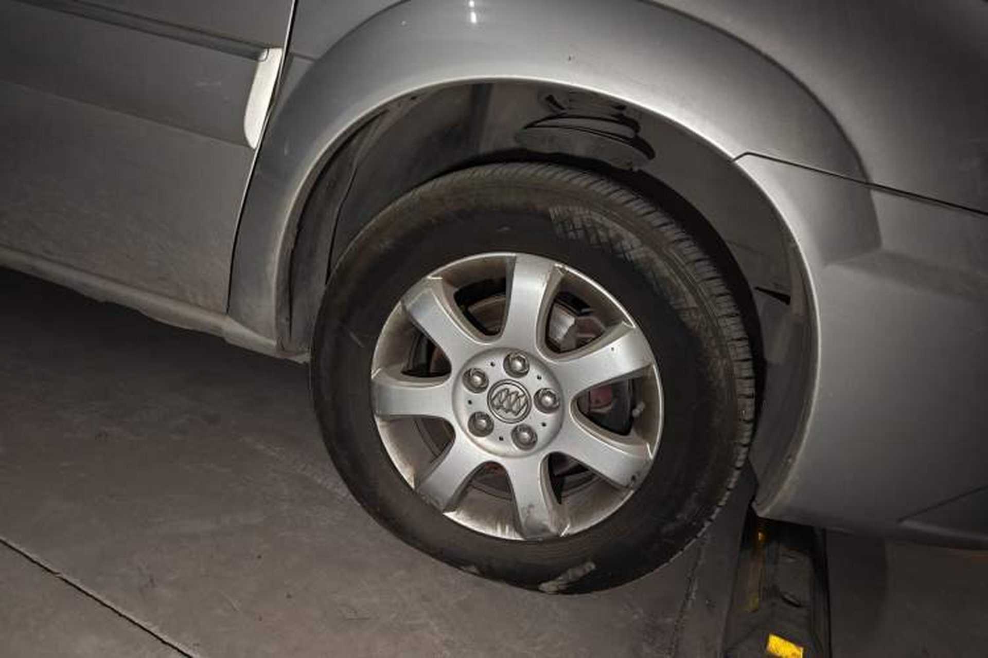 Used Buick GL8 2006 Lu Zun 3.0L LT Luxury Edition Right Front Wheel Hub