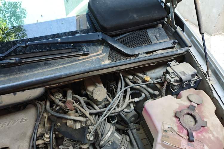 Used Buick GL8 2007 2.5L GT Elite Edition Engine Bay Left