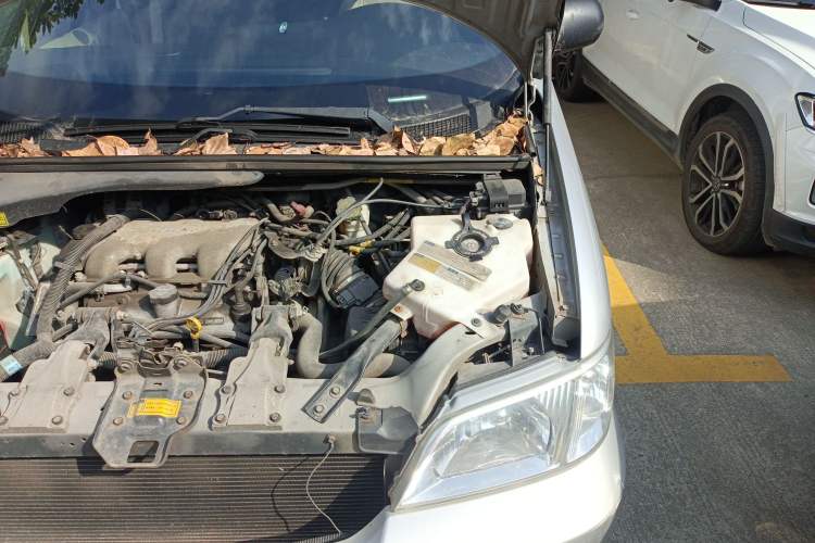 Used Buick GL8 2007 2.5L GT Elite Edition Engine Bay Left