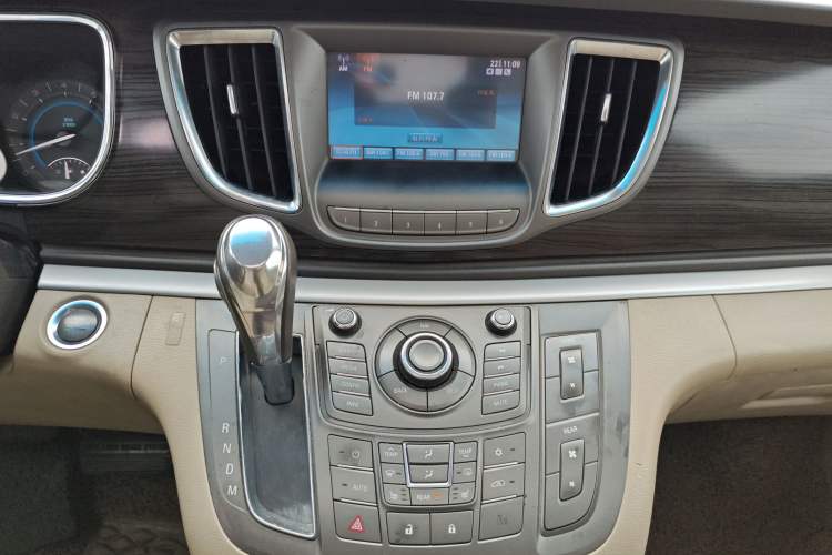 Used Buick GL8 2011 3.0L GT Luxury Business Haoya Edition Audio And AC Panel