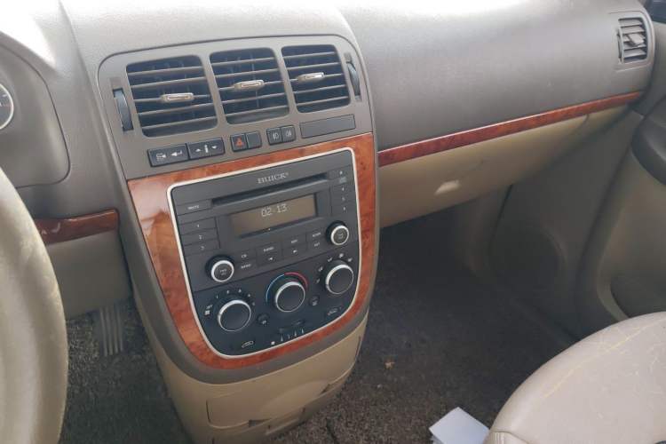 Used Buick GL8 2011 2.4L CT Comfort Edition Audio And AC Panel