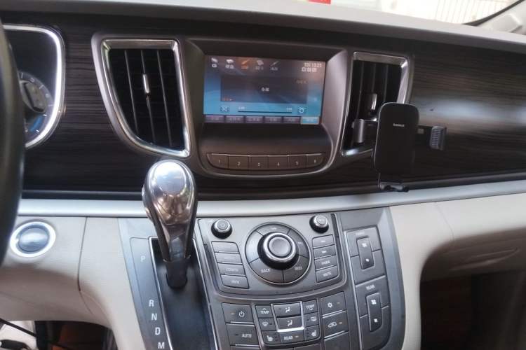 Used Buick GL8 2011 3.0L GT Luxury Business Haoya Edition Audio And AC Panel
