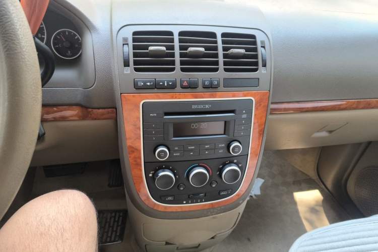 Used Buick GL8 2011 2.4L CT Comfort Edition Audio And AC Panel