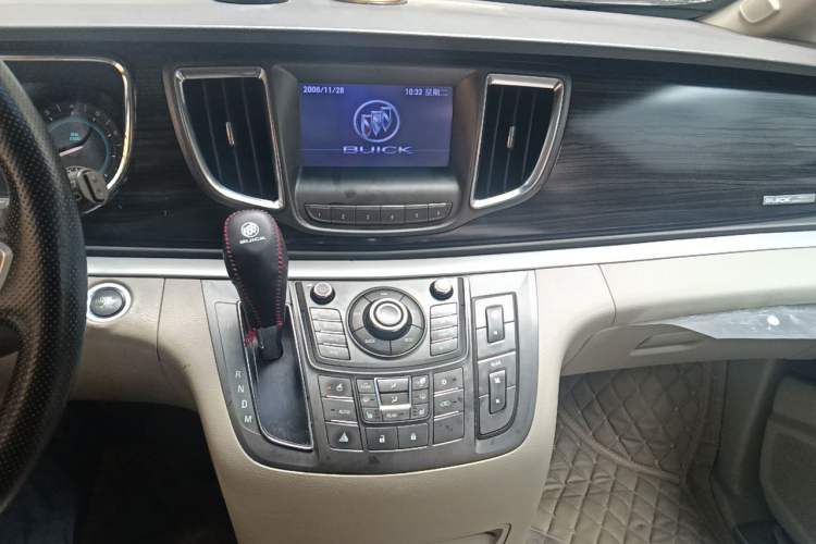 Used Buick GL8 2011 3.0L GT Luxury Business Haoya Edition Audio And AC Panel