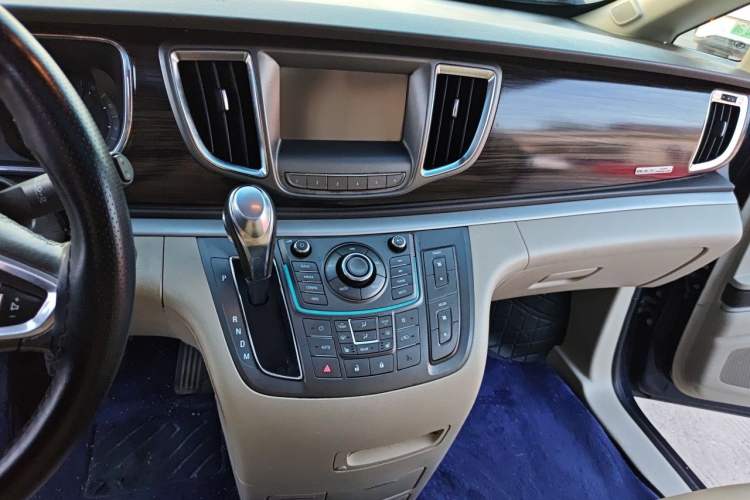 Used Buick GL8 2011 3.0L GT Luxury Business Haoya Edition Audio And AC Panel