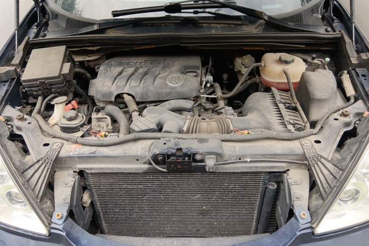 Used Buick GL8 2011 2.4L LT Executive Edition Engine Bay