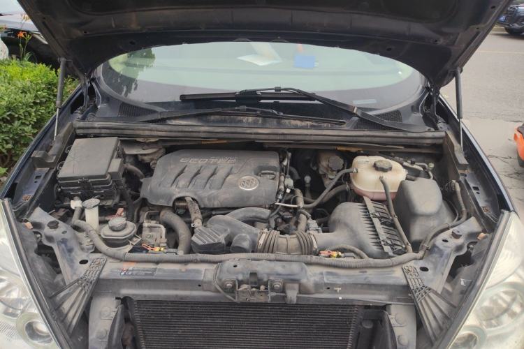 Used Buick GL8 2011 2.4L CT Comfort Edition Engine Bay