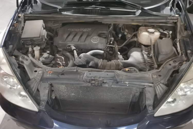 Used Buick GL8 2011 2.4L LT Executive Edition Engine Bay