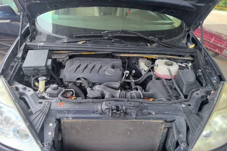 Used Buick GL8 2011 2.4L LT Executive Edition Engine Bay