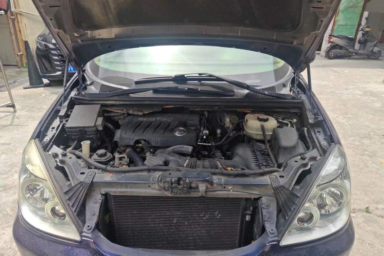 Used Buick GL8 2011 2.4L LT Executive Edition Engine Bay