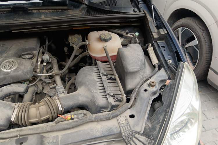 Used Buick GL8 2011 2.4L LT Executive Edition Engine Bay Left