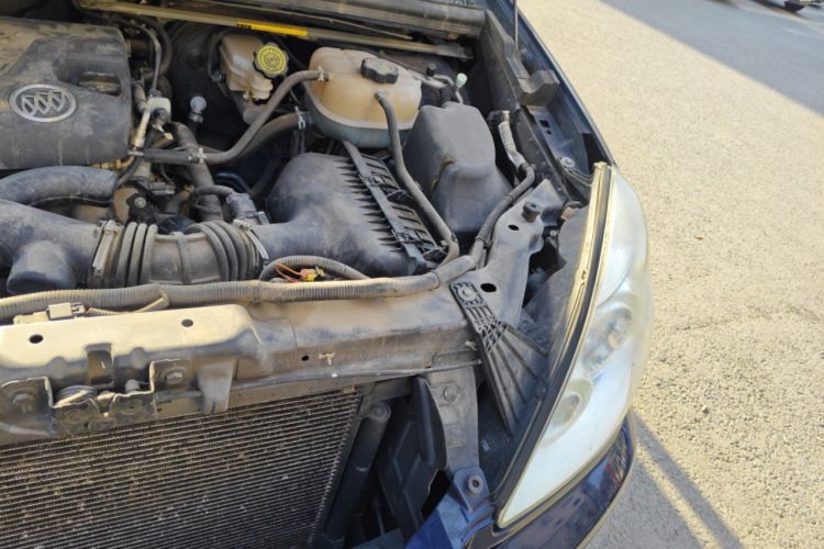 Used Buick GL8 2011 2.4L LT Executive Edition Engine Bay Left