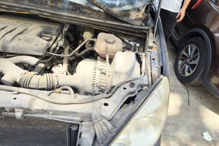 Used Buick GL8 2011 2.4L CT Comfort Edition Engine Bay Left