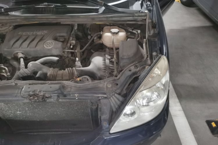 Used Buick GL8 2011 2.4L LT Executive Edition Engine Bay Left