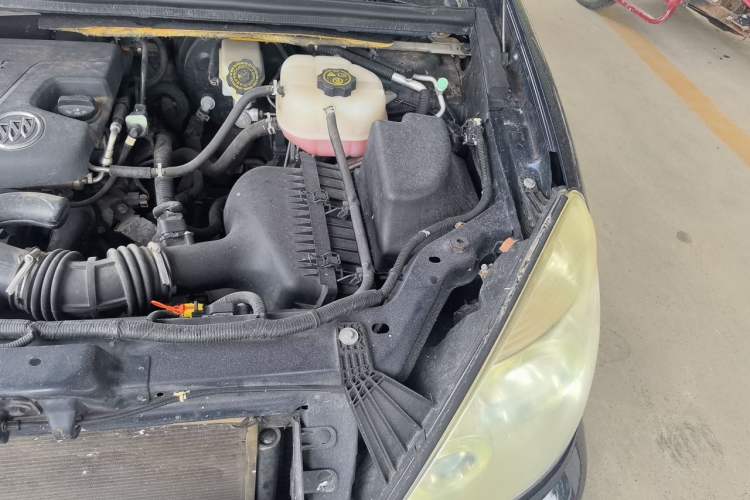 Used Buick GL8 2011 2.4L LT Executive Edition Engine Bay Left