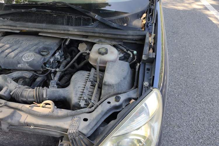 Used Buick GL8 2011 2.4L LT Executive Edition Engine Bay Left