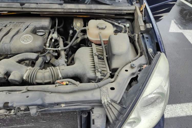 Used Buick GL8 2011 2.4L CT Comfort Edition Engine Bay Left