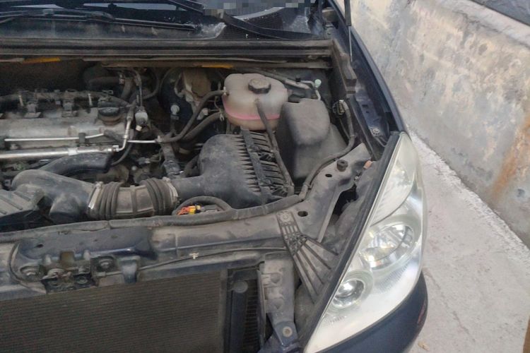 Used Buick GL8 2011 2.4L LT Executive Edition Engine Bay Left