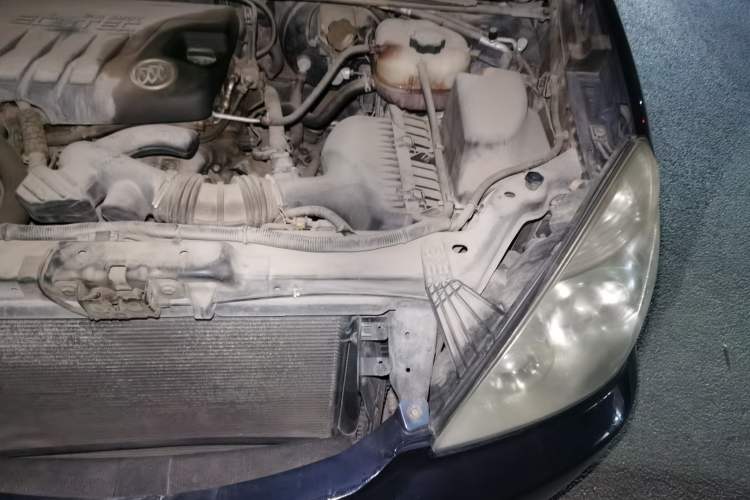 Used Buick GL8 2011 2.4L CT Comfort Edition Engine Bay Left