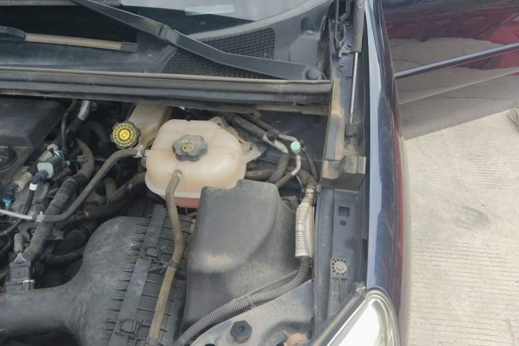 Used Buick GL8 2011 2.4L CT Comfort Edition Engine Bay Left