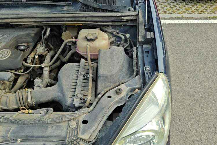 Used Buick GL8 2011 2.4L CT Comfort Edition Engine Bay Left
