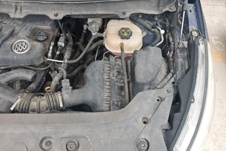 Used Buick GL8 2011 2.4L CT Luxury Business Comfort Edition Engine Bay Left