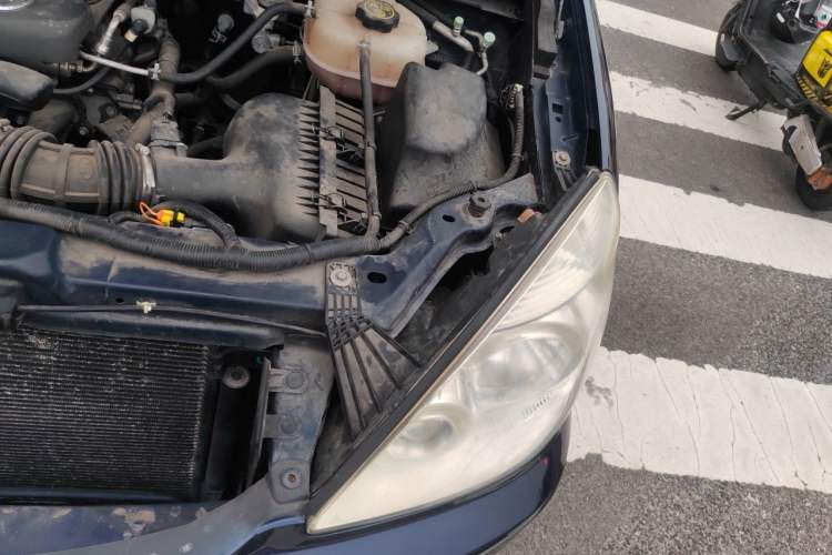 Used Buick GL8 2011 2.4L LT Executive Edition Engine Bay Left