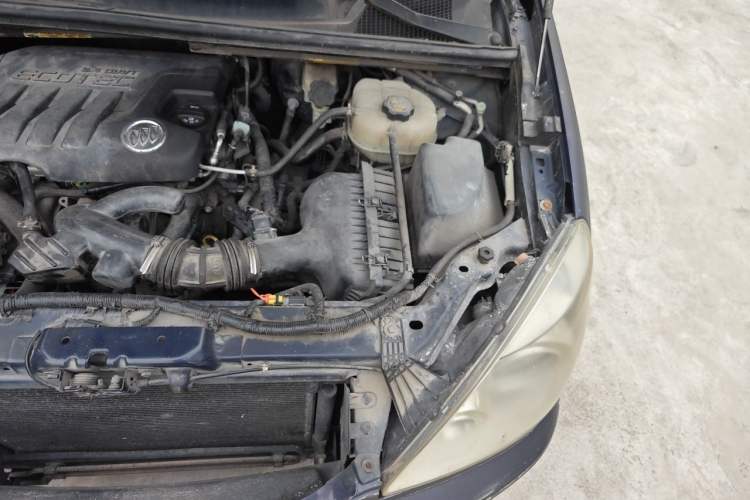 Used Buick GL8 2011 2.4L LT Executive Edition Engine Bay Left