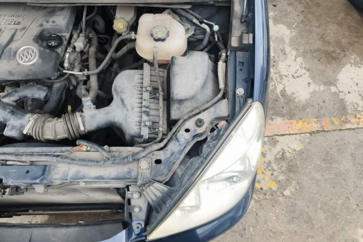 Used Buick GL8 2011 2.4L LT Executive Edition Engine Bay Left