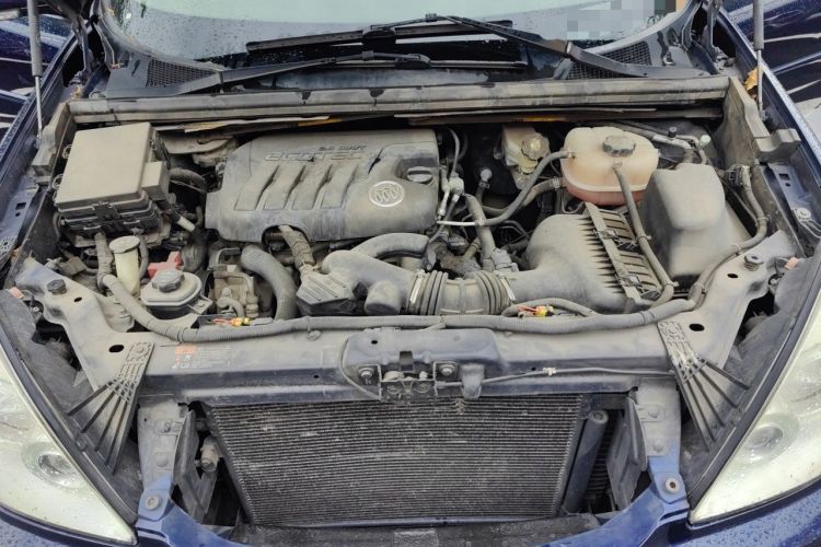 Used Buick GL8 2011 2.4L CT Comfort Edition Engine Bay