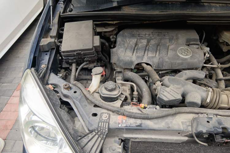 Used Buick GL8 2011 2.4L LT Executive Edition Engine Bay Right