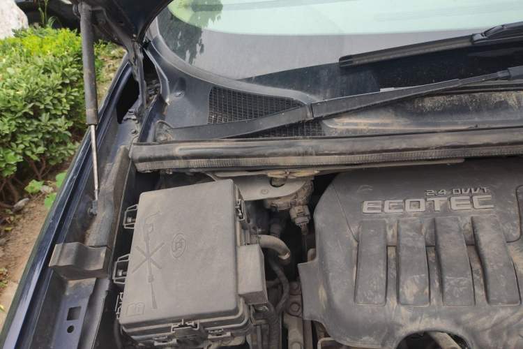 Used Buick GL8 2011 2.4L CT Comfort Edition Engine Bay Right