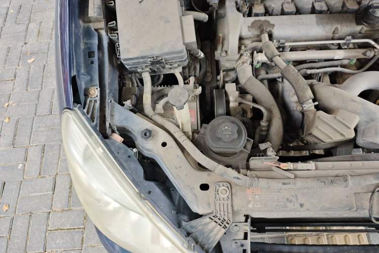 Used Buick GL8 2011 2.4L LT Executive Edition Engine Bay Right