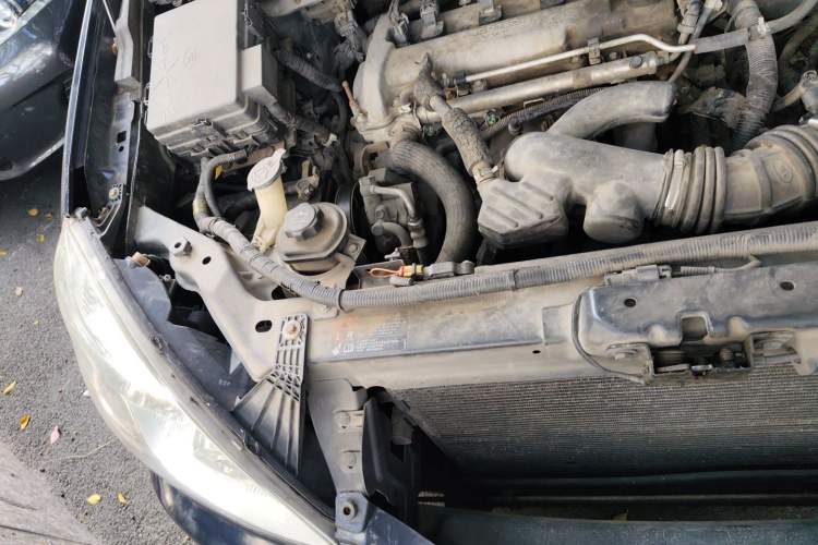 Used Buick GL8 2011 2.4L CT Comfort Edition Engine Bay Right